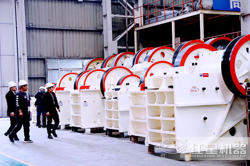 用户来厂参观不同规格的细鄂式破碎机 用户来厂参观不同规格的细鄂式破碎机