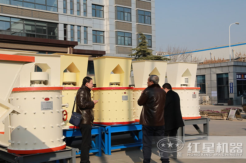 客户来河南QY千亿国际考察复合破设备 客户来河南QY千亿国际考察复合破设备