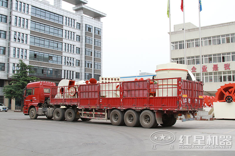 QY千亿国际石灰石雷蒙磨设备发货现场 QY千亿国际石灰石雷蒙磨设备发货现场