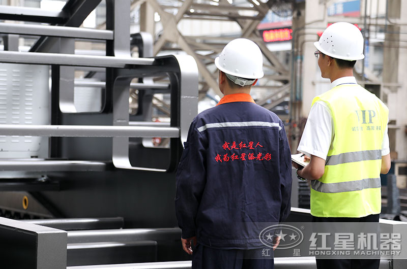 QY千亿国际工程师在做质量检测与数据对比 QY千亿国际工程师在做质量检测与数据对比