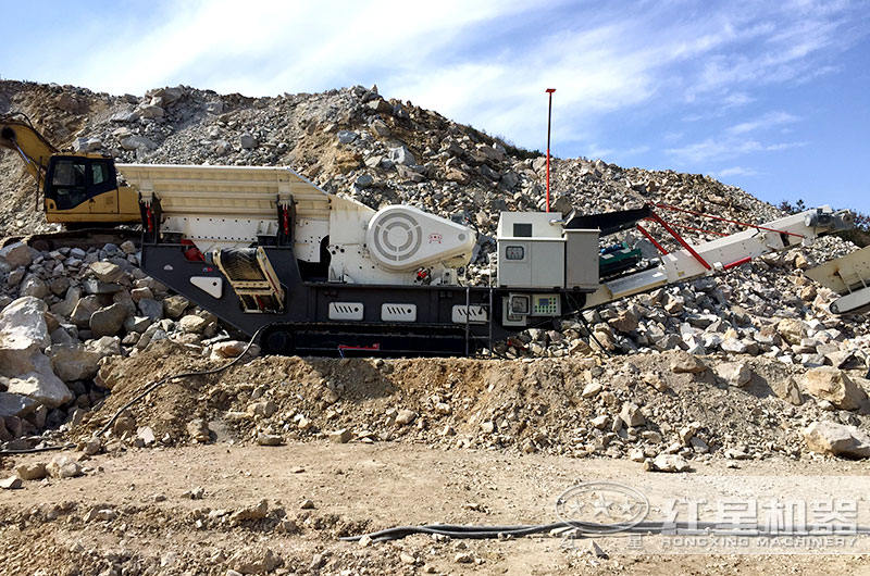 履带式颚式粉碎机爬坡上山作业 履带式颚式粉碎机爬坡上山作业