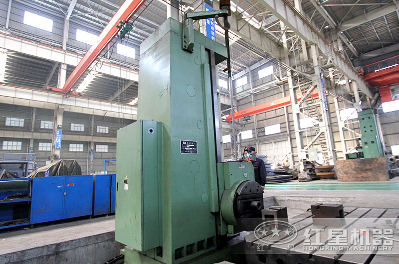 QY千亿国际机器技术人员正在熟练的操作着设备 QY千亿国际机器技术人员正在熟练的操作着设备