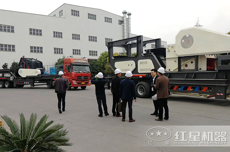 客户来厂考察移动粉碎机 客户来厂考察移动粉碎机