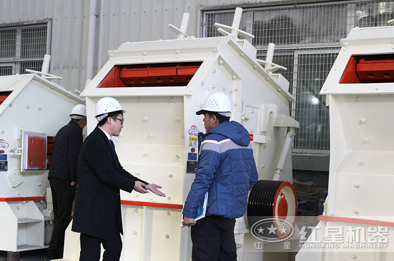 客户来厂考察硬岩反击破设备 客户来厂考察硬岩反击破设备