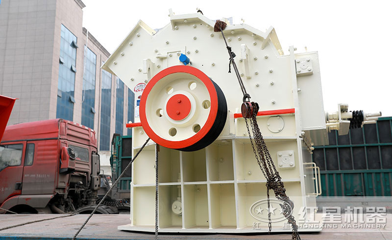 QY千亿国际机器细碎机装车准备发往安徽 QY千亿国际机器细碎机装车准备发往安徽