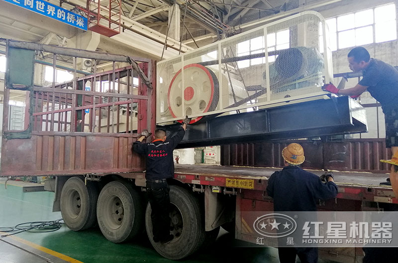 客户对辊破碎机装车现场 客户对辊破碎机装车现场