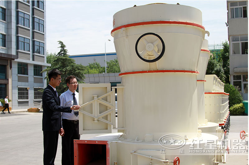 客户来厂考察雷蒙磨粉机 客户来厂考察雷蒙磨粉机