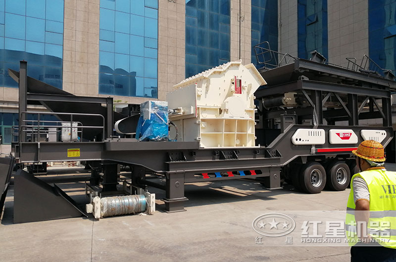 客户来厂考察轮胎式移动破碎站 客户来厂考察轮胎式移动破碎站