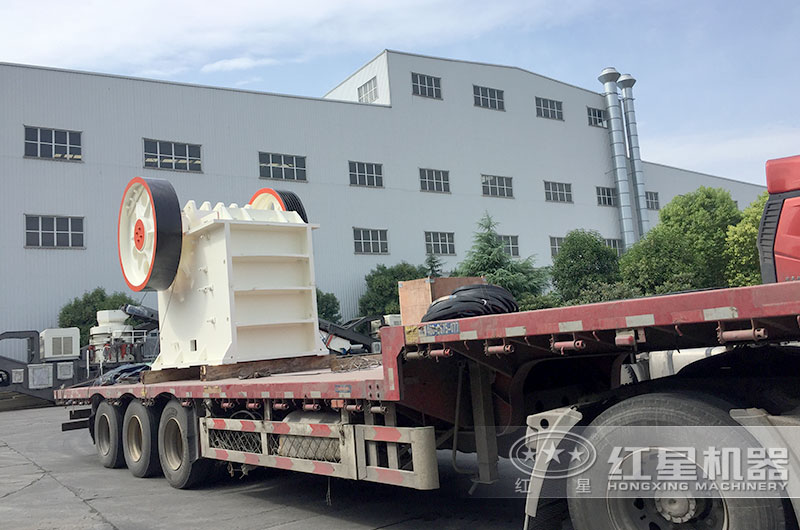 客户订购的颚式破碎机正在装车 客户订购的颚式破碎机正在装车