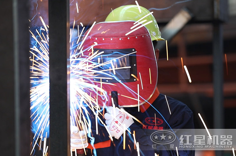 对辊式破碎机生产车间——技术人员生产现场 对辊式破碎机生产车间——技术人员生产现场